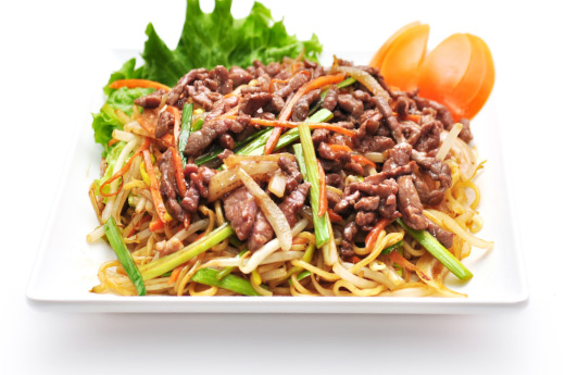Nouilles sautées au boeuf et aux légumes
